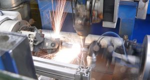 Mit innovativer Filtertechnik zu sauberer Hallenluft: Mit PlasmaFil Compact von KEMPER saugt CLW Gefahrstoffe beim Laserschneiden ab.