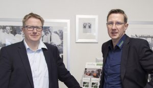 Stefan (l.) und Markus Tenwinkel nahmen bei der Anschaffung der Hallenlüftung KemJet von KEMPER Fördermittel für Absaugtechnik in Anspruch.
